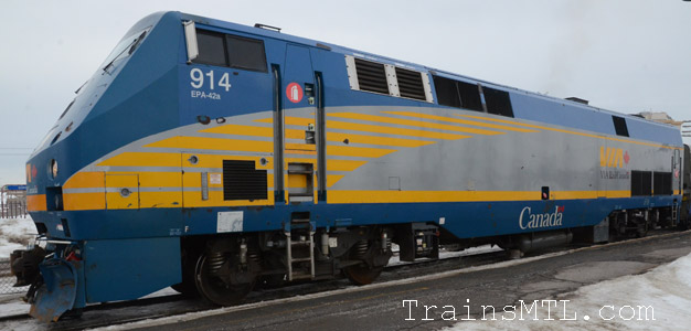 Locomotive VIA914 left side / coté gauche